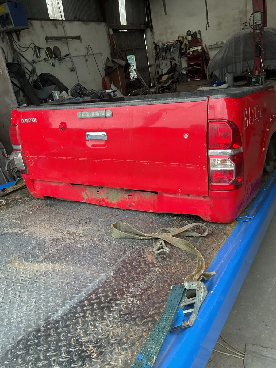 15 Hilux tub back body compete - Image 4