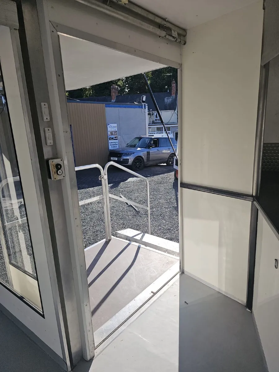Butlers 18' Second Hand Exhibition Trailer - Image 3