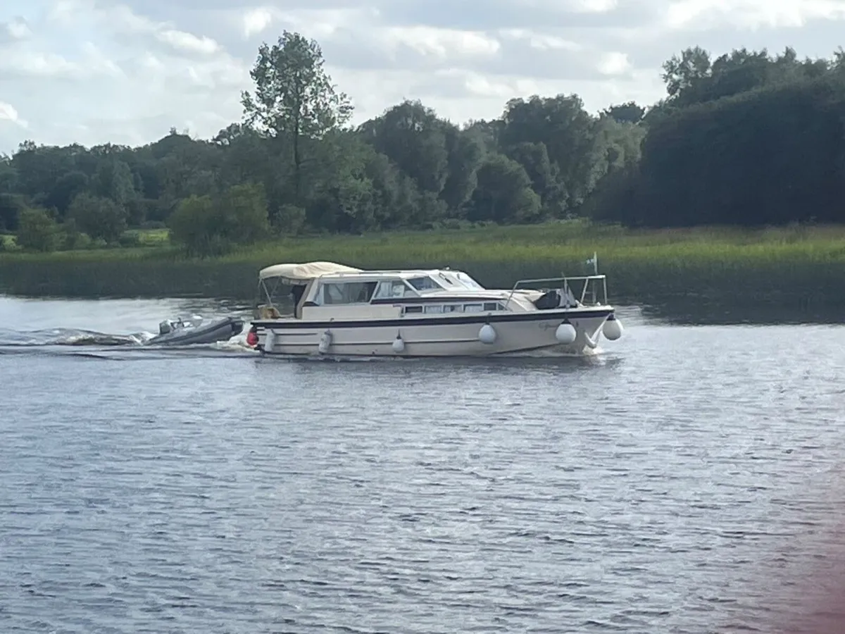 Aquafiber 37 ' Sedan - Image 1