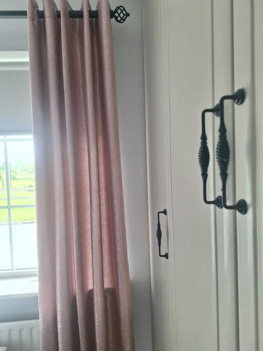 Curtains - Image 2