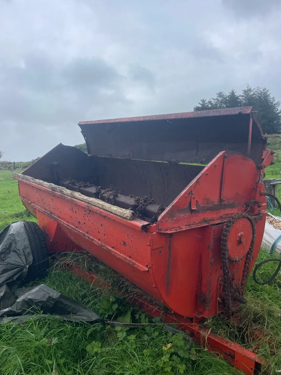 Dung spreader and lift arm triangle - Image 1