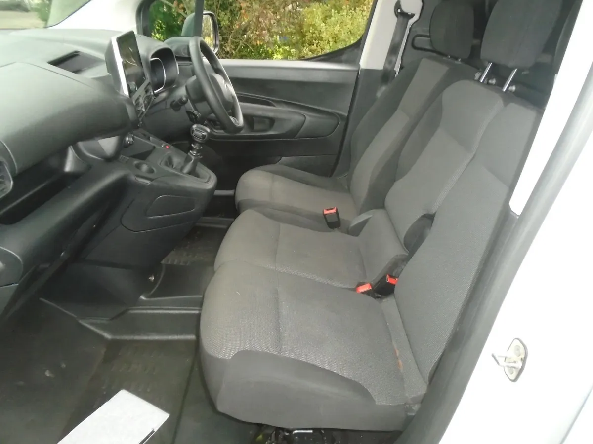 2023 Citroen Berlingo ENTERPRISE 100HP - Image 3