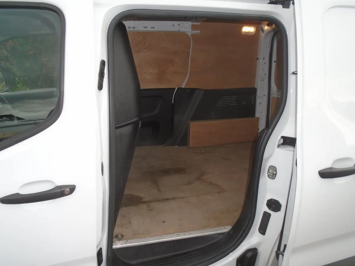 2023 Citroen Berlingo ENTERPRISE 100HP - Image 4