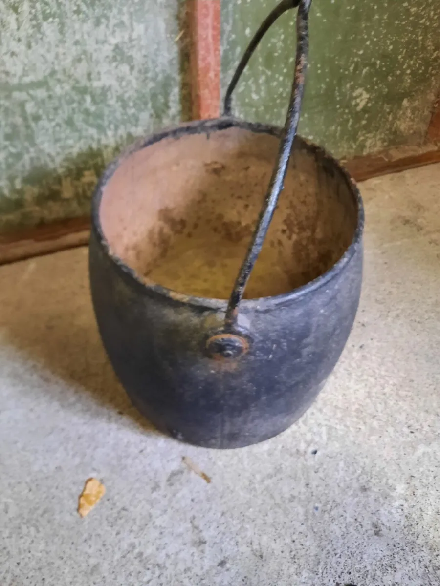 Large antique pot - Image 2