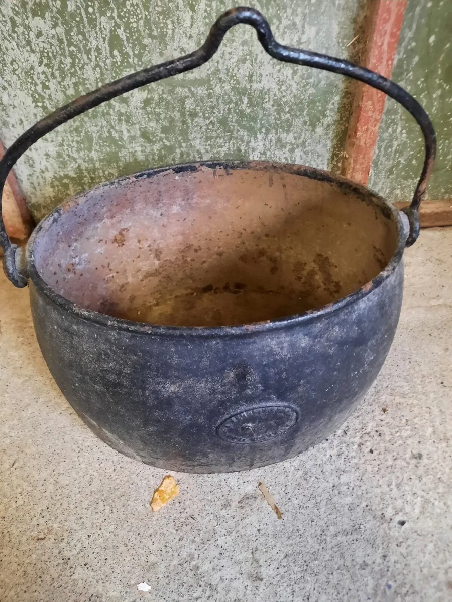 Large antique pot - Image 3