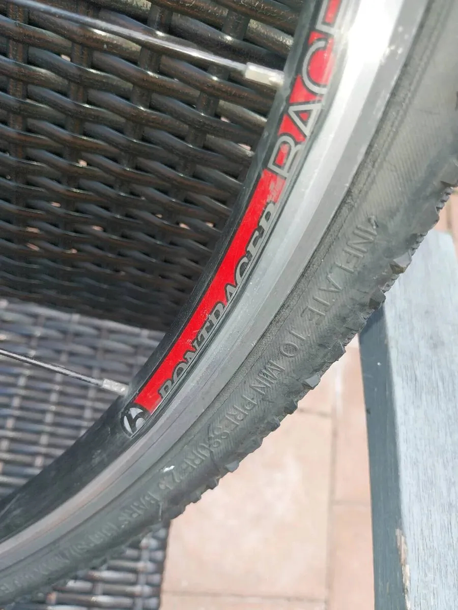 Bontrager 700c race wheel and tyre front - Image 3