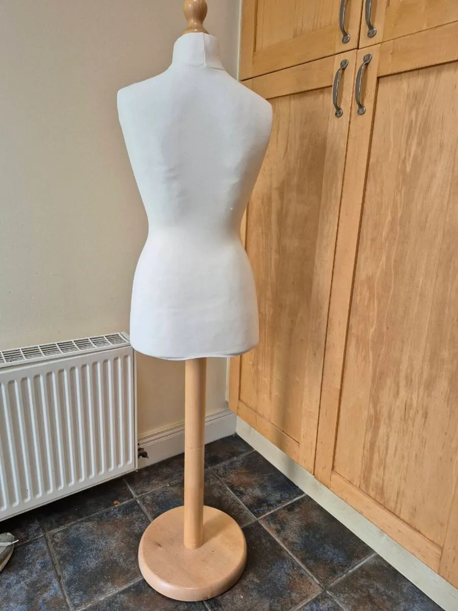 Mannequin - Image 2
