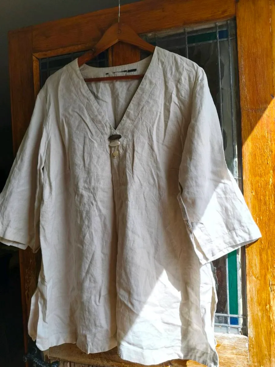 light beige linen tunic top featuring a V-neckline - Image 1