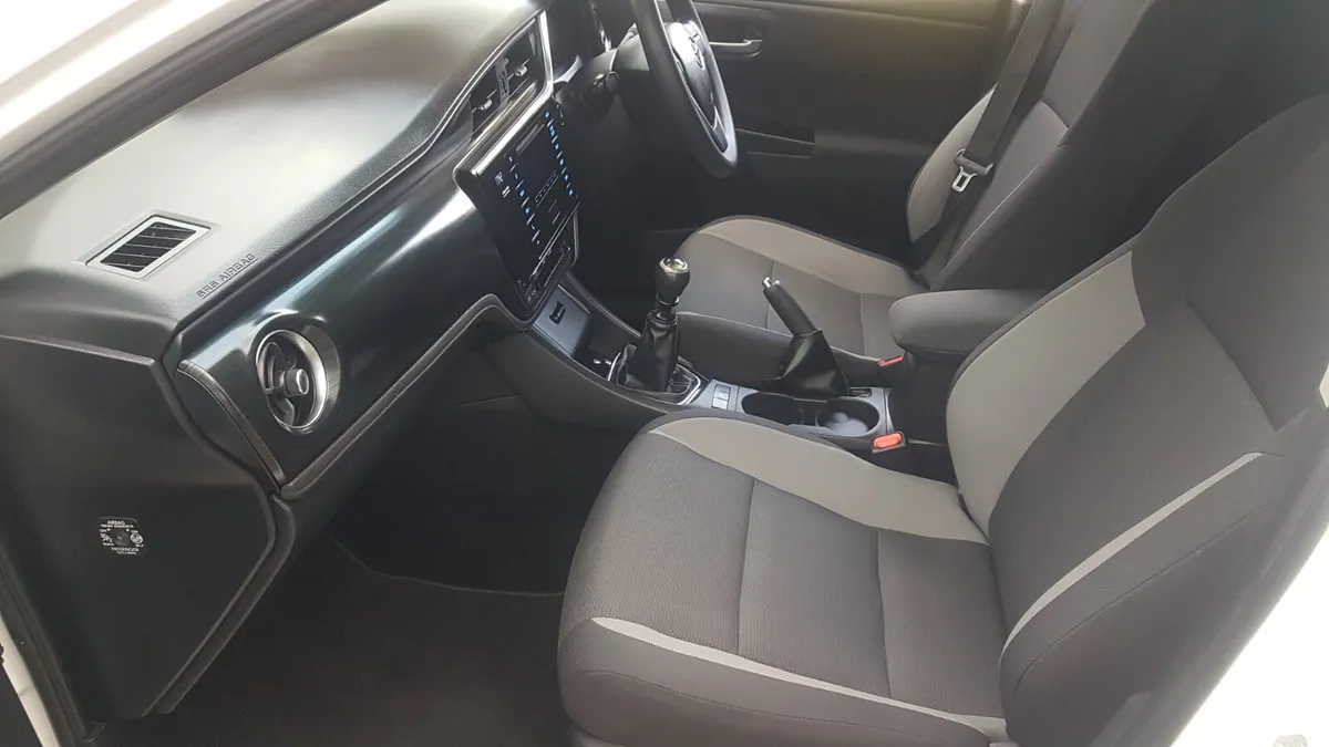 Toyota Auris 1.4 DIESEL VAN MINT VAT INVOICE - Image 4