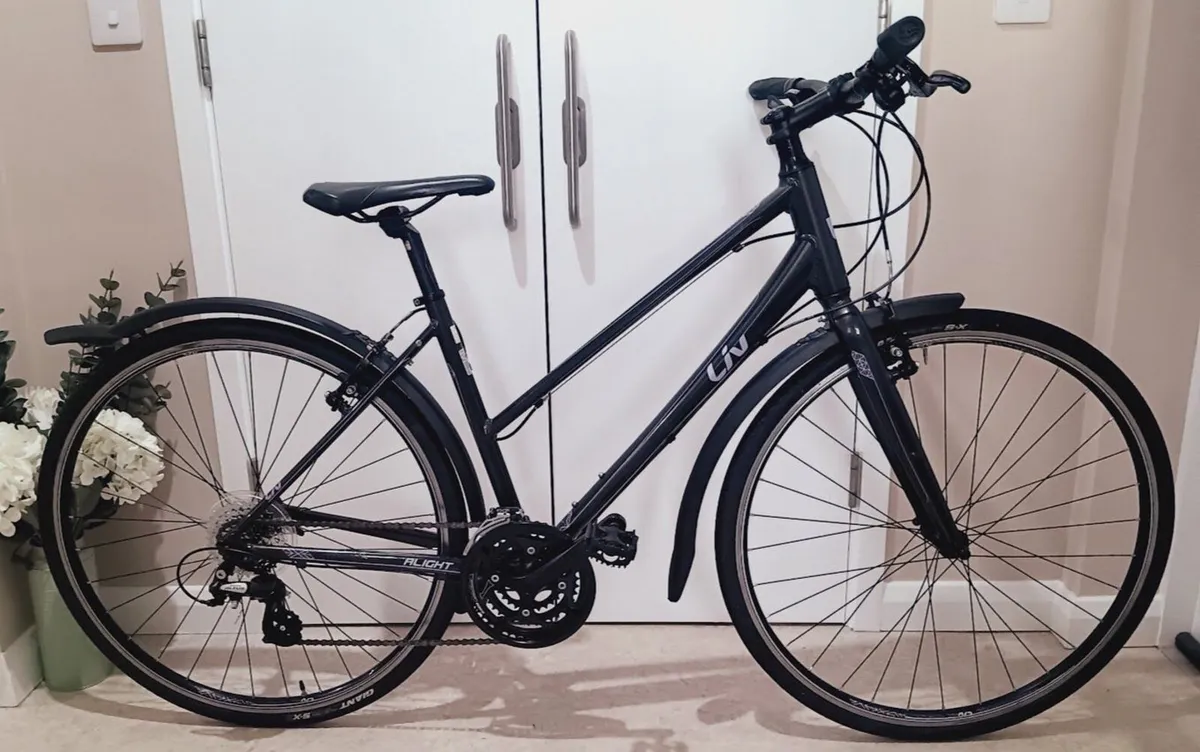 Giant liv alight road bike + lock like new - Image 1