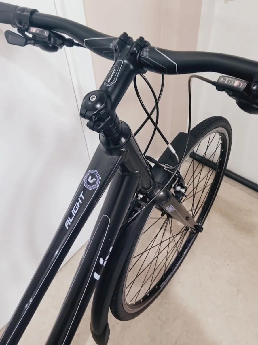 Giant liv alight road bike + lock like new - Image 2
