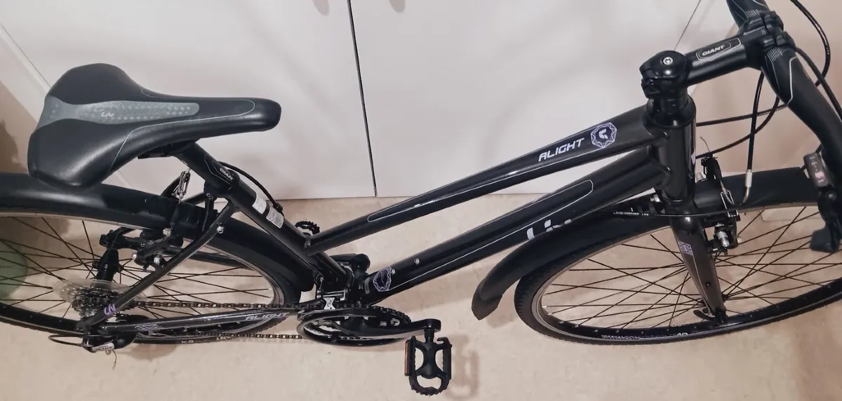 Giant liv alight road bike + lock like new - Image 3