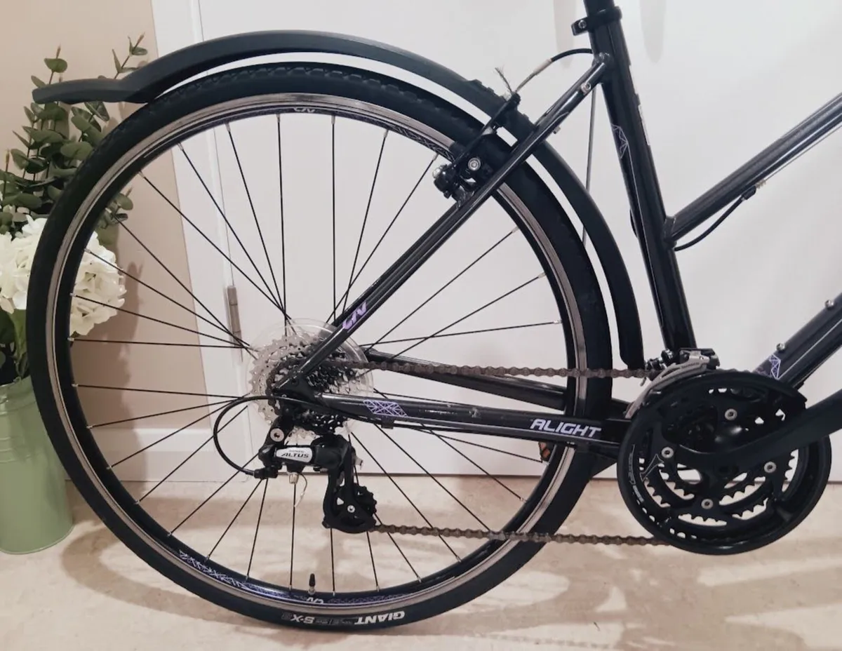 Giant liv alight road bike + lock like new - Image 4