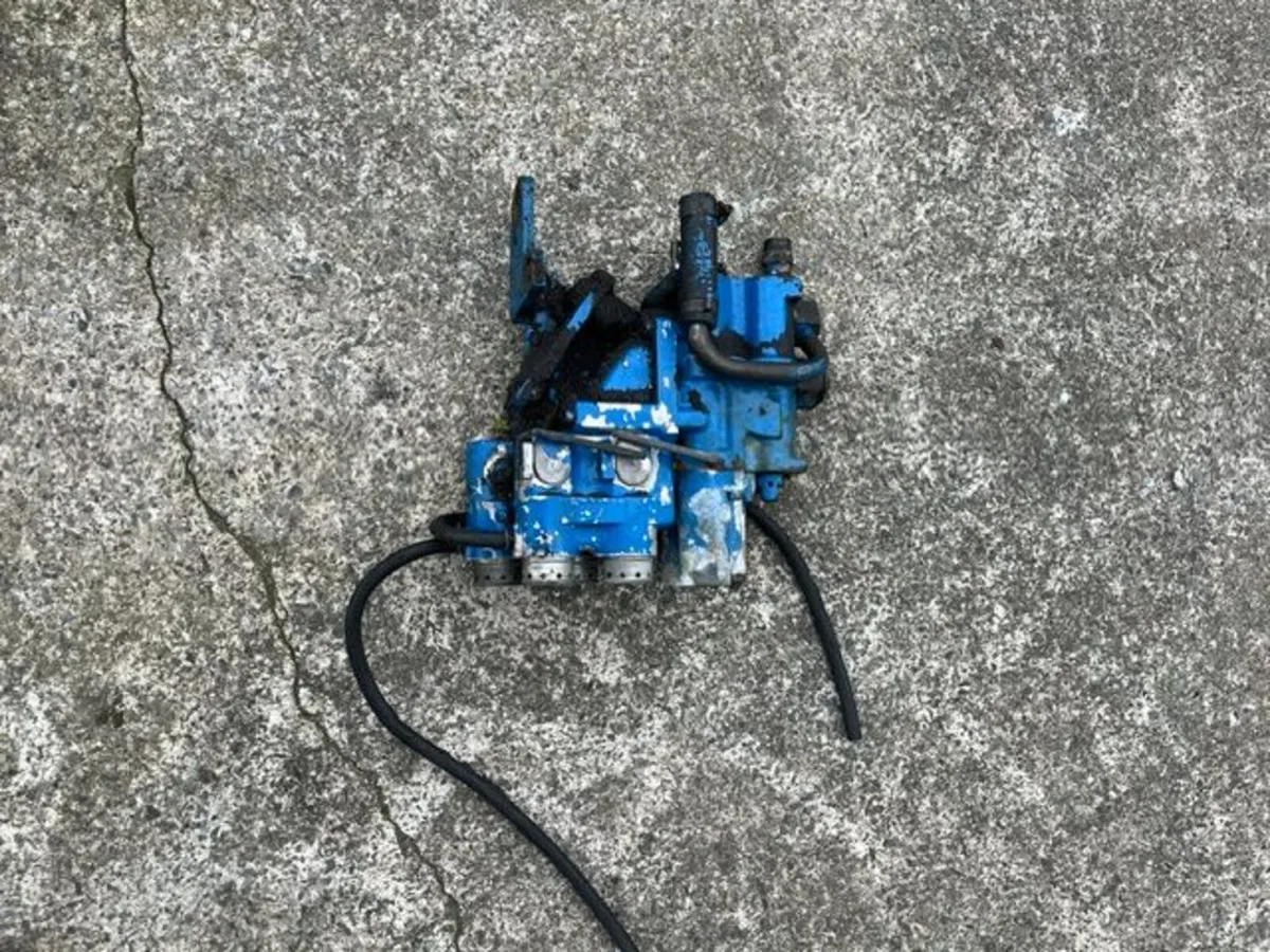 4 Spool Valve and Pair Lift Arms suit Ford 7610.. - Image 3