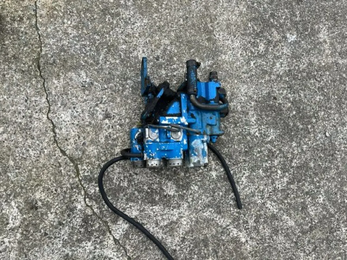 4 Spool Valve and Pair Lift Arms suit Ford 7610.. - Image 4