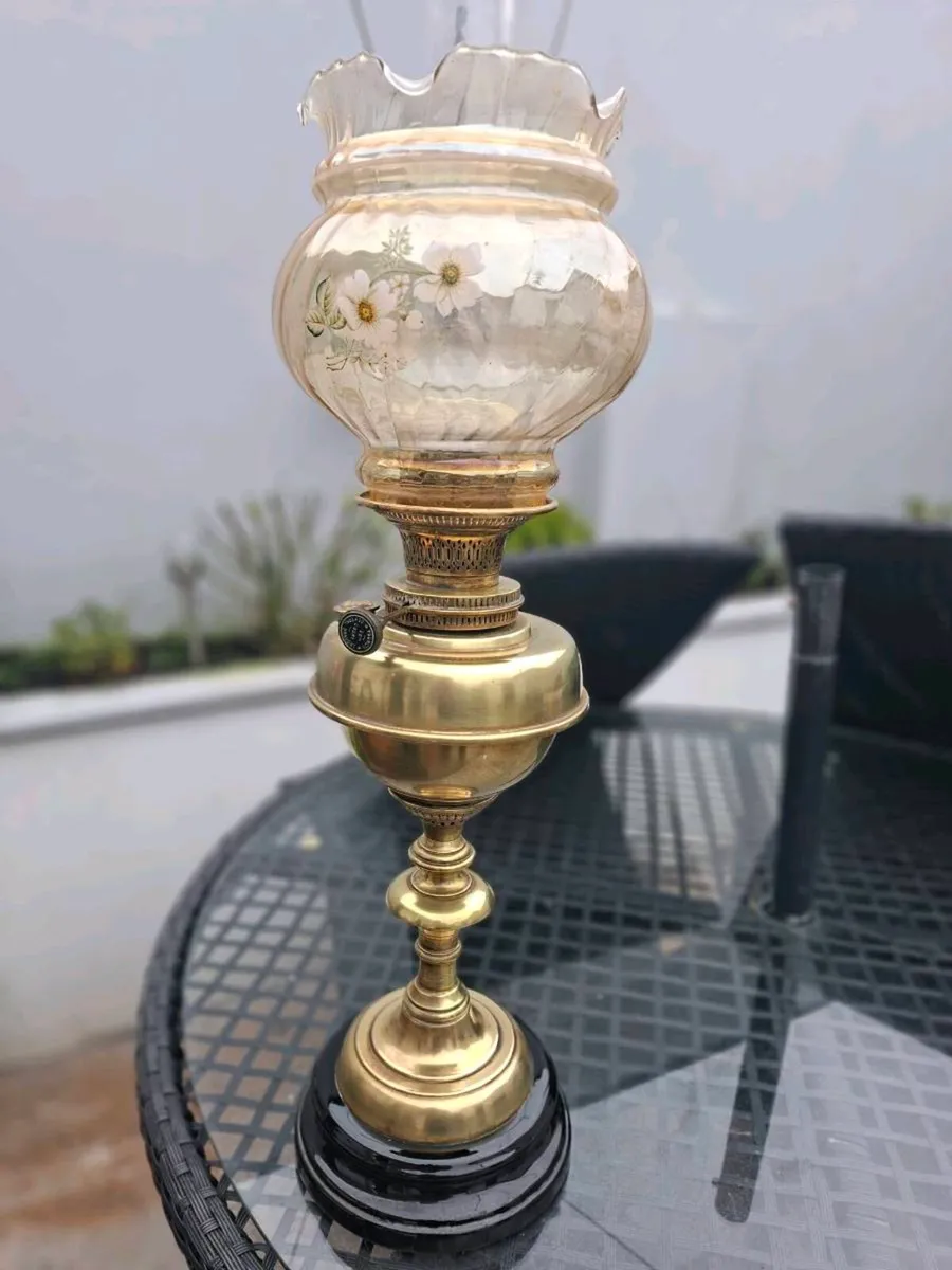 Beautiful Quality Antique Victorian Brass Oil Lamp - Image 2