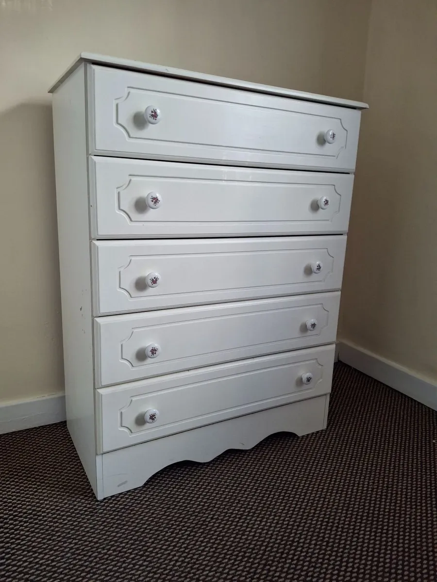 CHEST OF DRAWERS