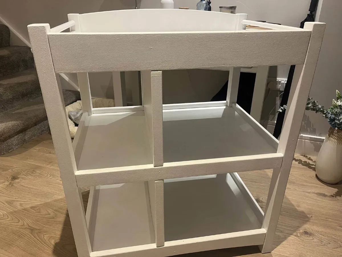 Changing table - Image 1