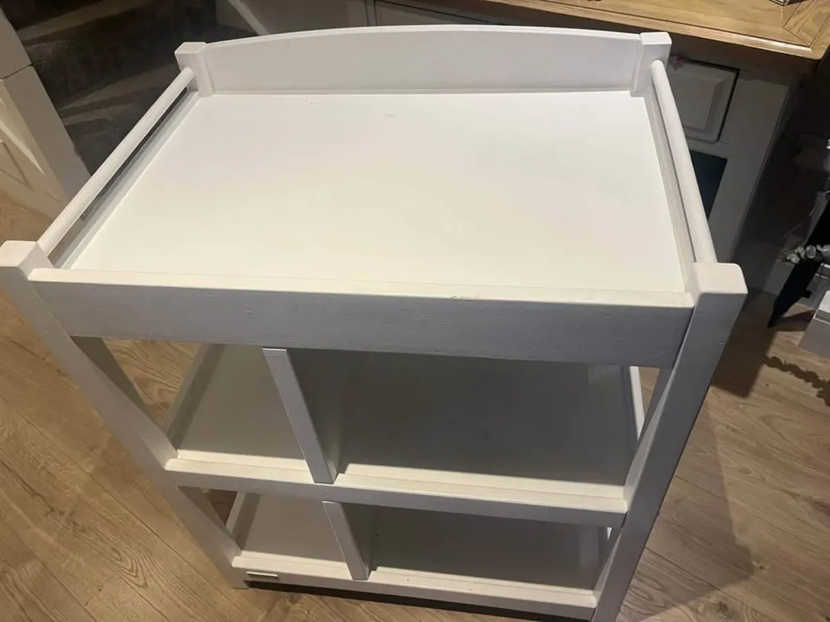 Changing table - Image 2