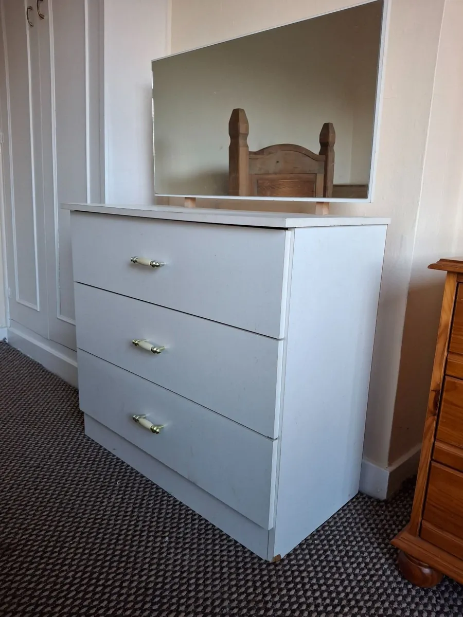 chest of drawers