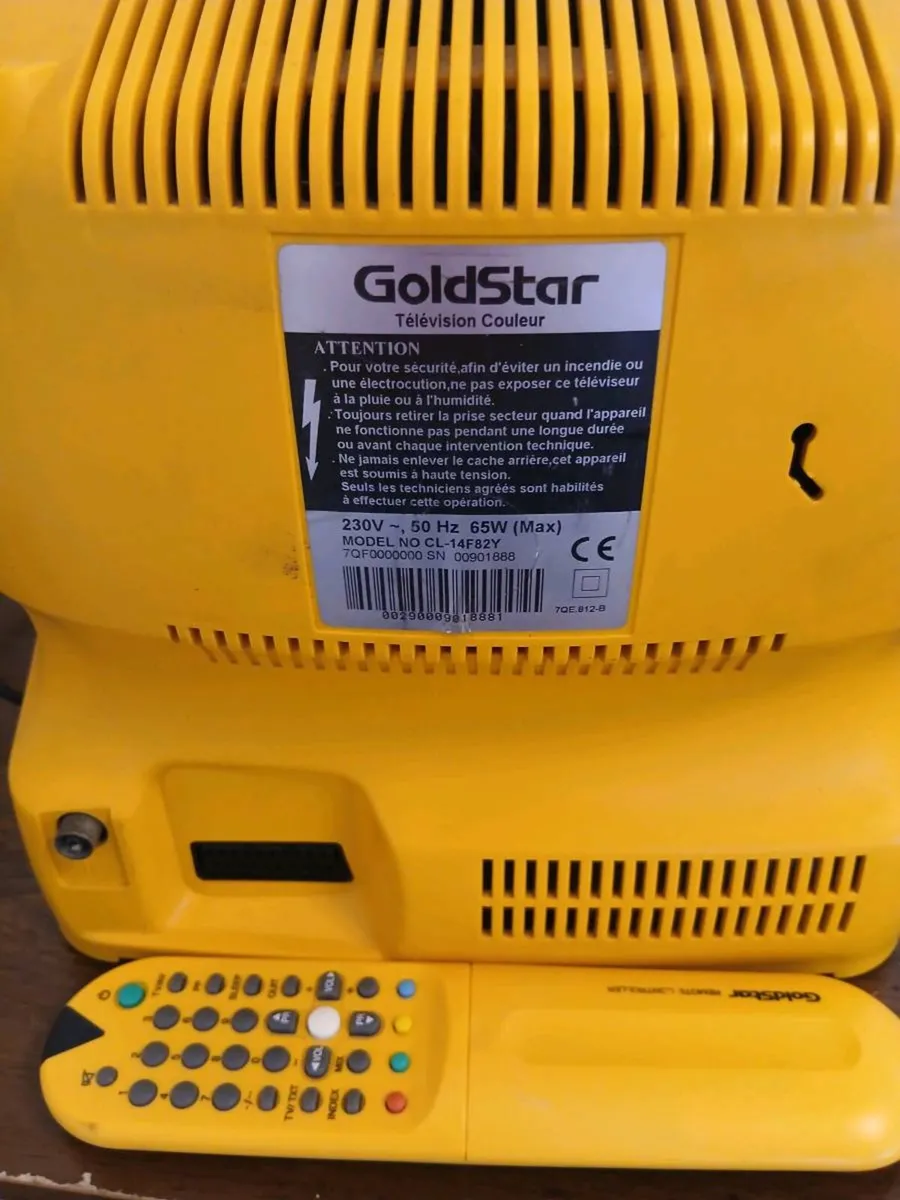 Vintage goldstar 14" yellow CRT tv - Image 3