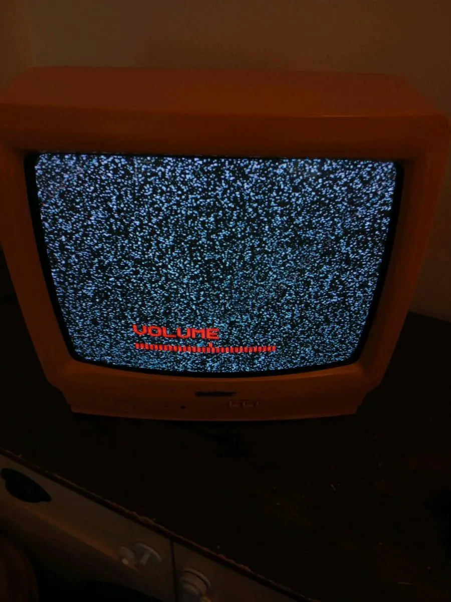 Vintage goldstar 14" yellow CRT tv - Image 4