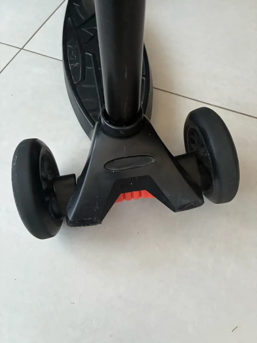 Genuine Maxi Micro 3-Wheel Scooter (Black) - Image 2