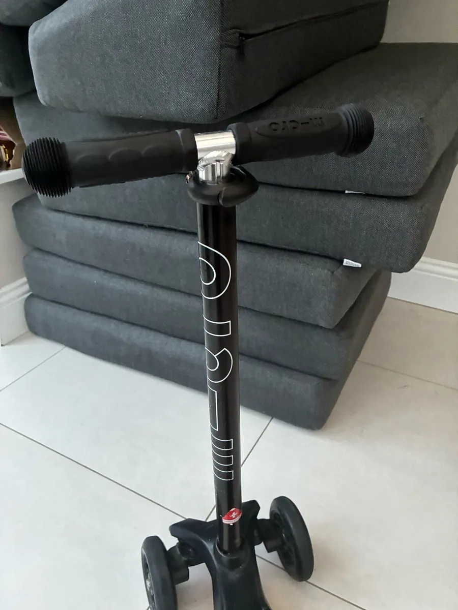 Genuine Maxi Micro 3-Wheel Scooter (Black) - Image 3