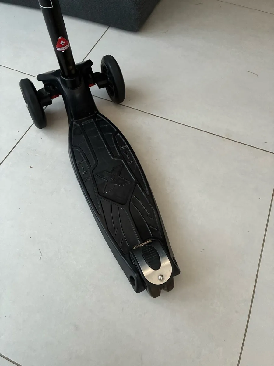 Genuine Maxi Micro 3-Wheel Scooter (Black) - Image 4