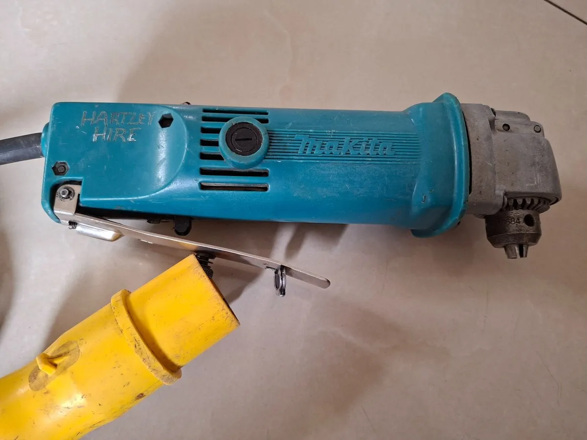Makita DA3000R 10mm Angle Drill 110v - Image 3