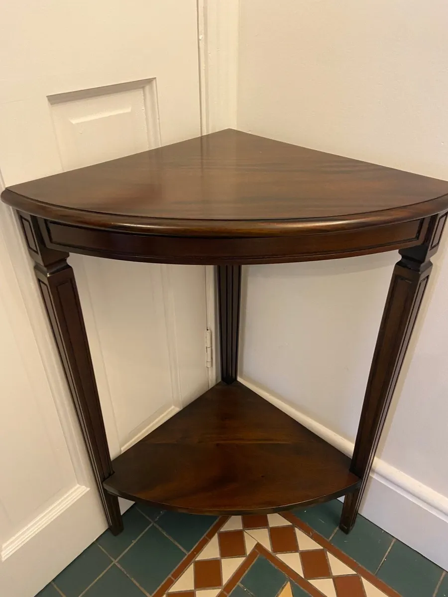 Corner table with shelf - Image 1