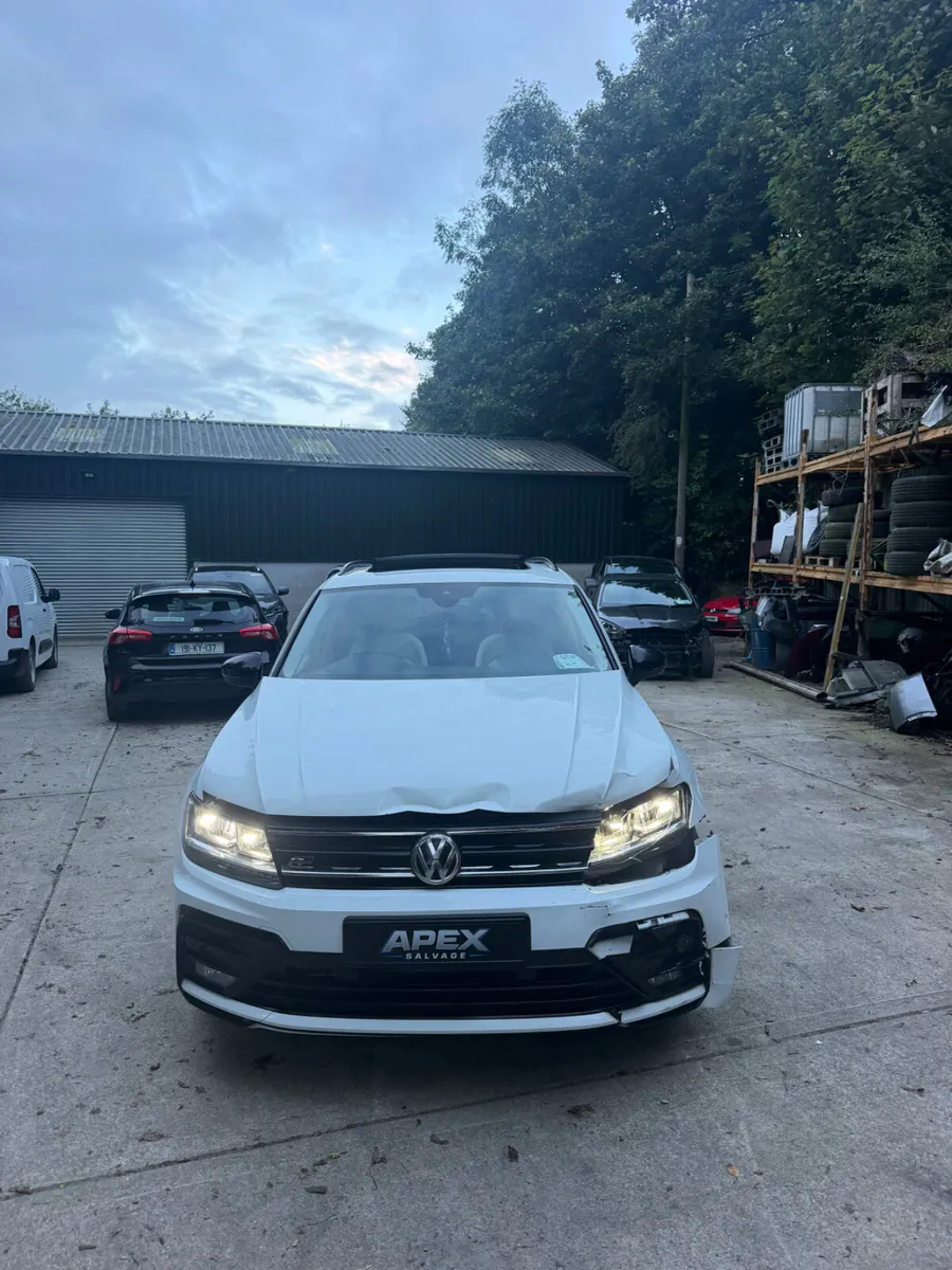 2020 Volkswagen Tiguan R-Line - Image 2