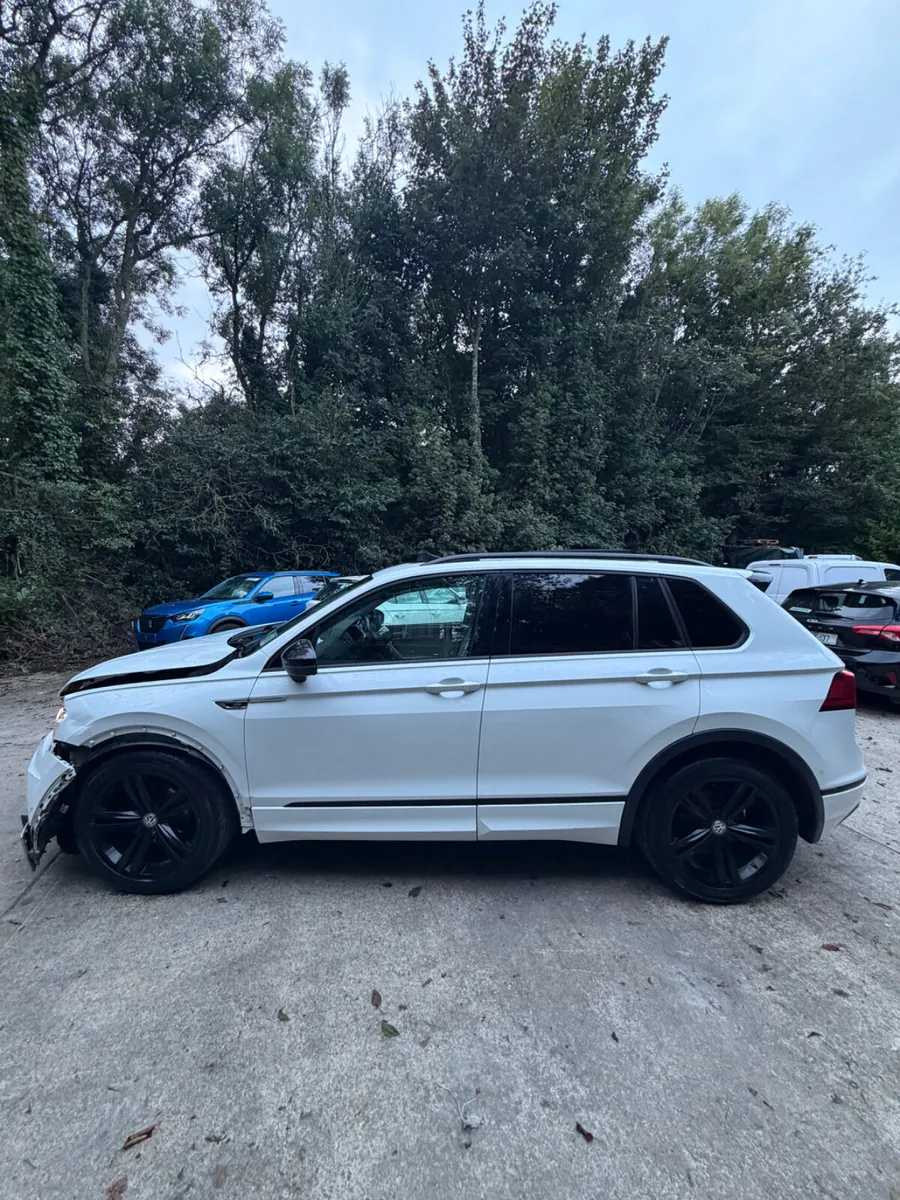 2020 Volkswagen Tiguan R-Line - Image 4