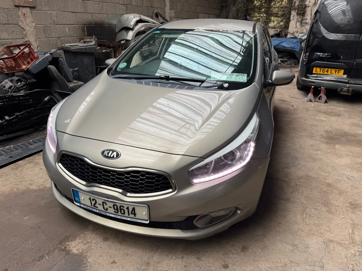 12 Kia Ceed for parts - Image 2