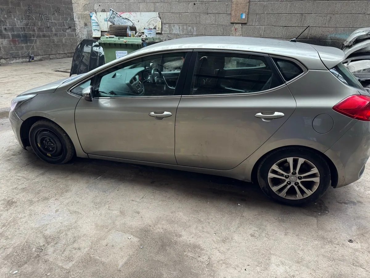 12 Kia Ceed for parts - Image 3