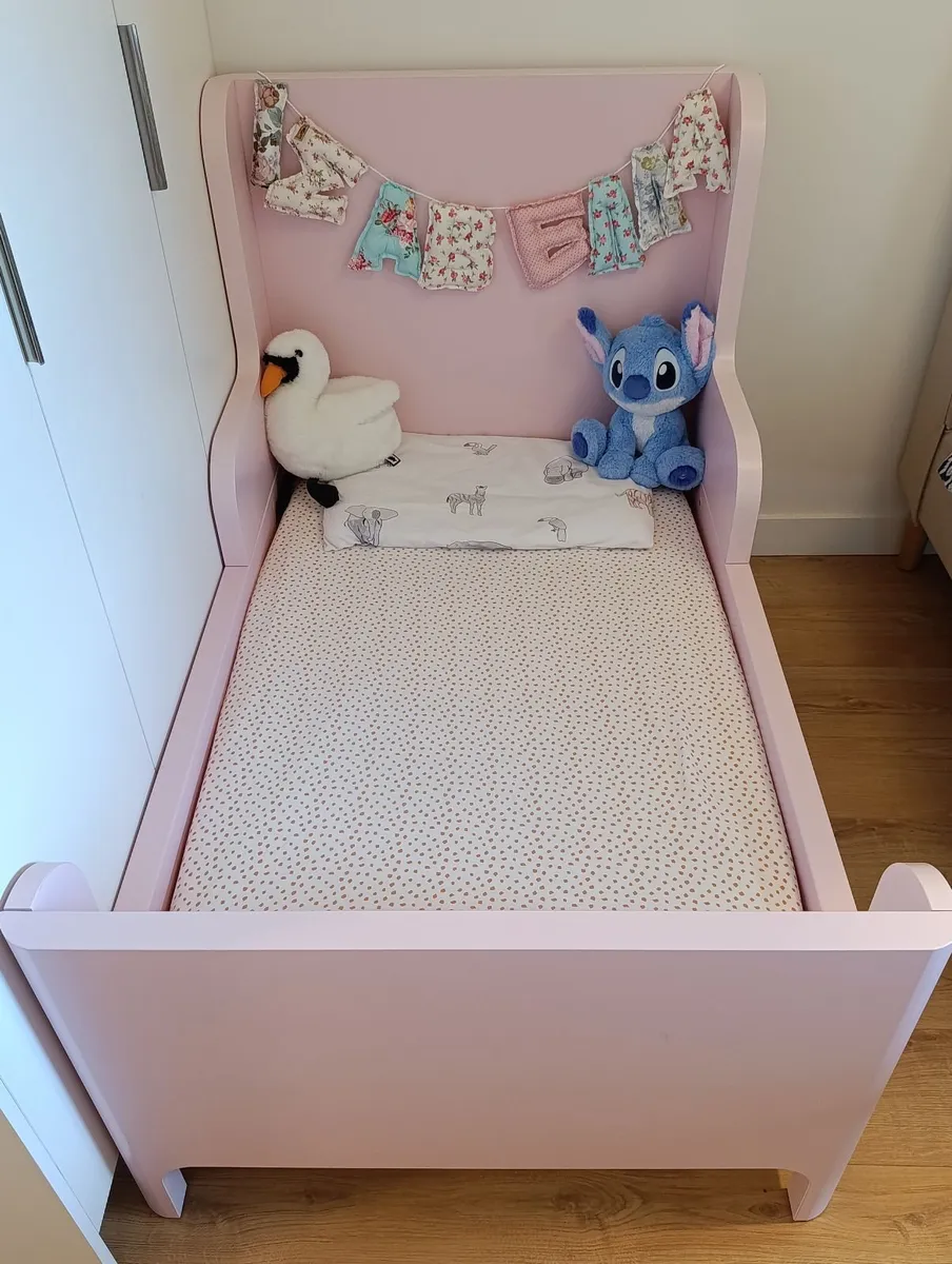 Extendable Bed with Mattress - Image 1