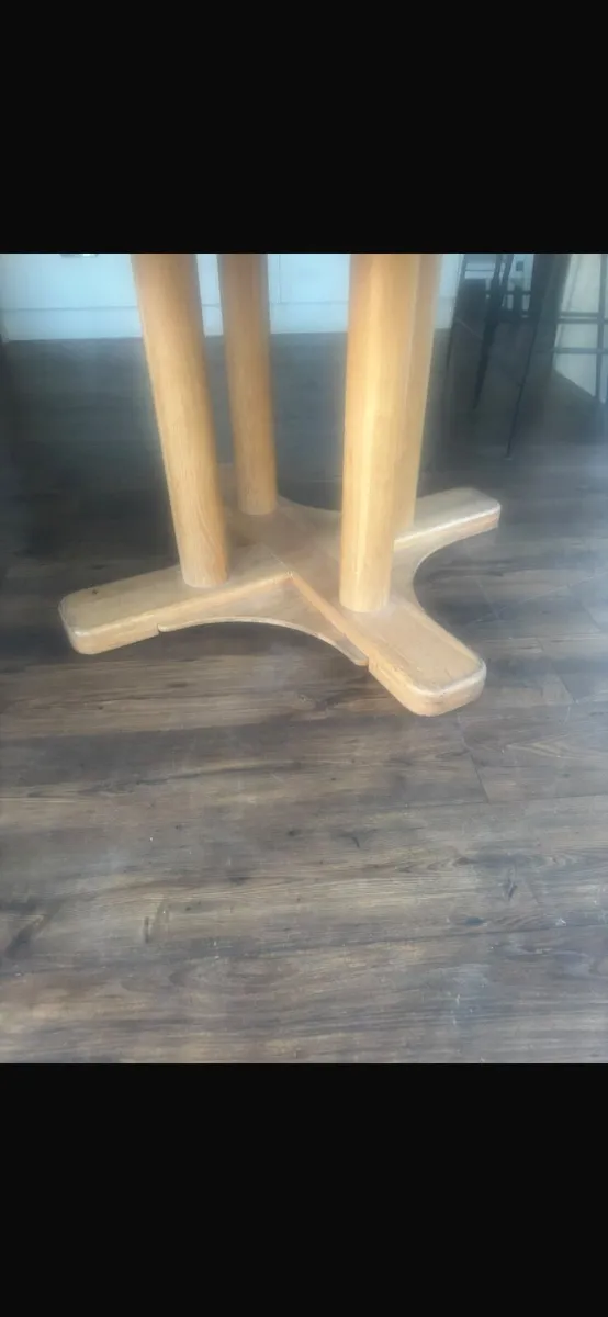 Larry O’ Keefes solid oak round kitchen table - Image 3