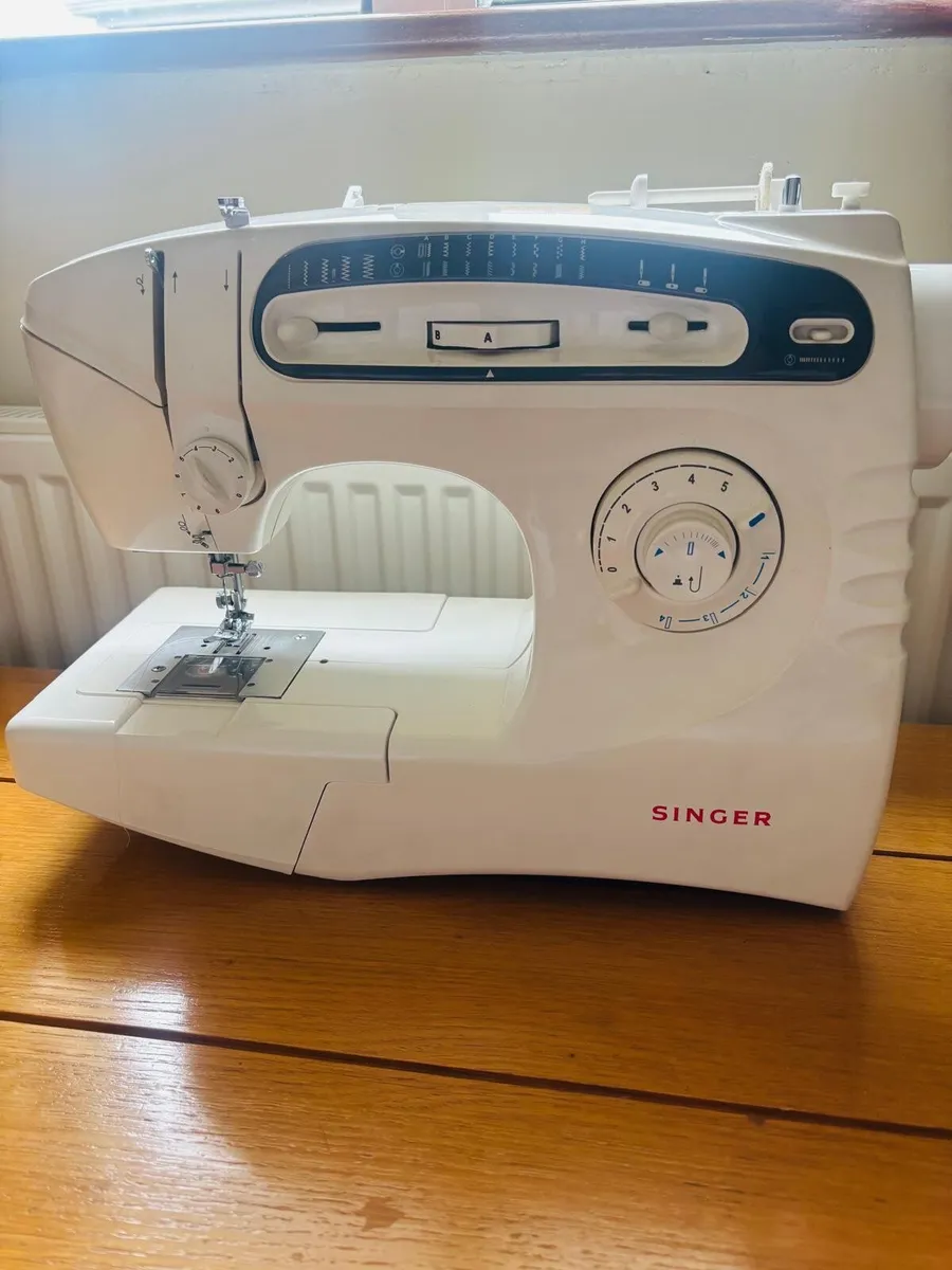 Singer sewing machine - Image 1