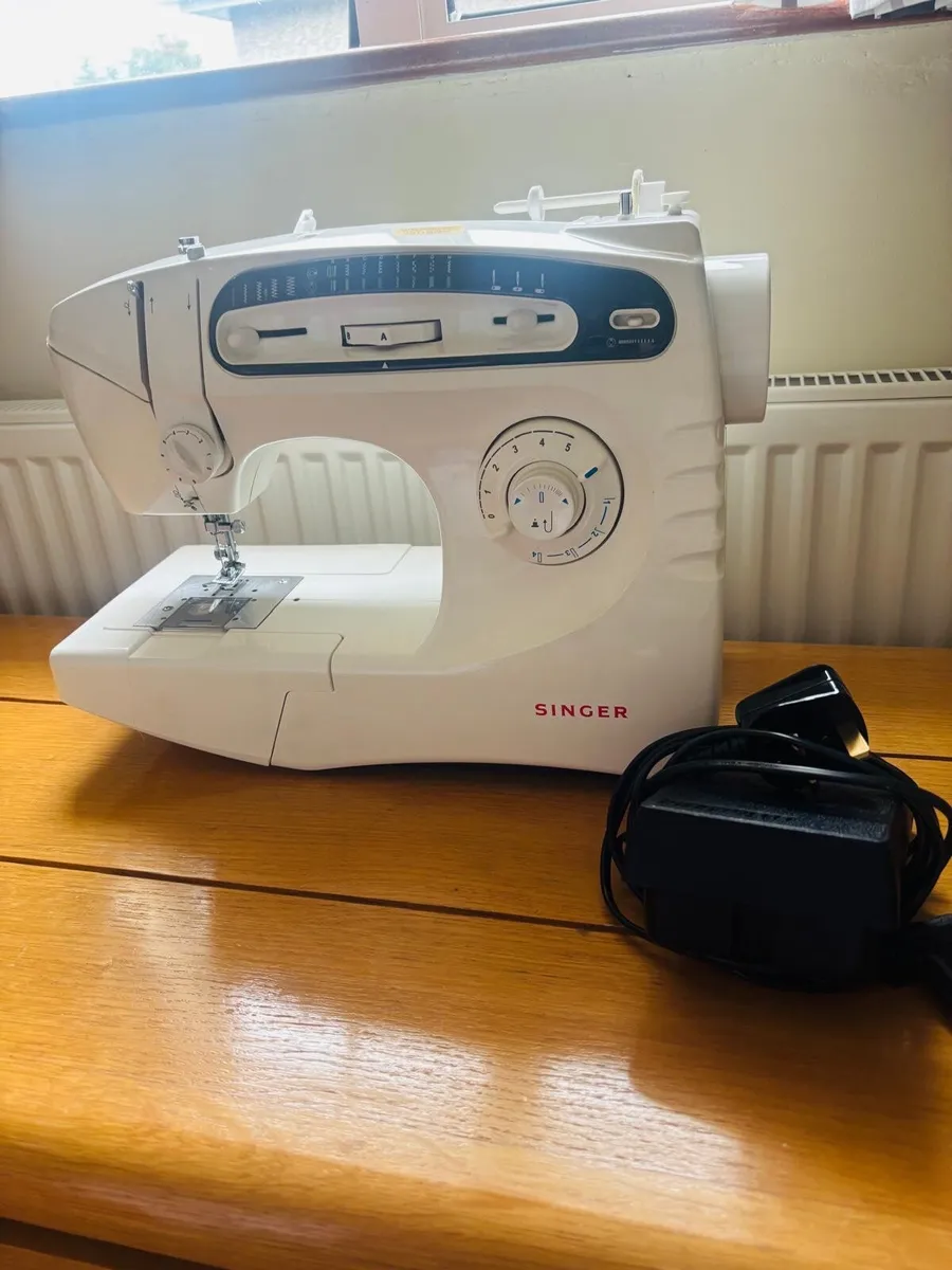 Singer sewing machine - Image 2