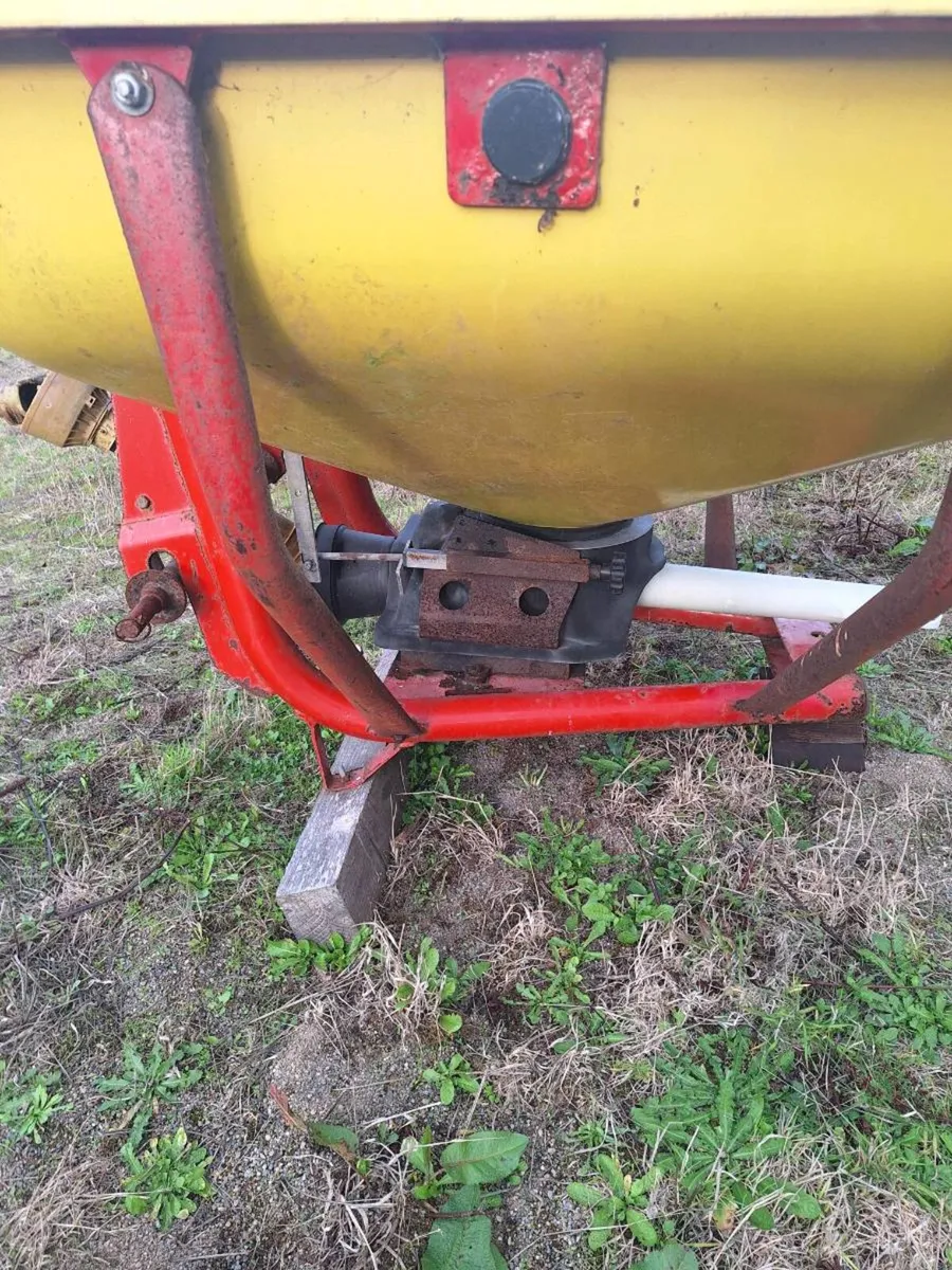 Cosmo Fertiliser Spreader - Image 3