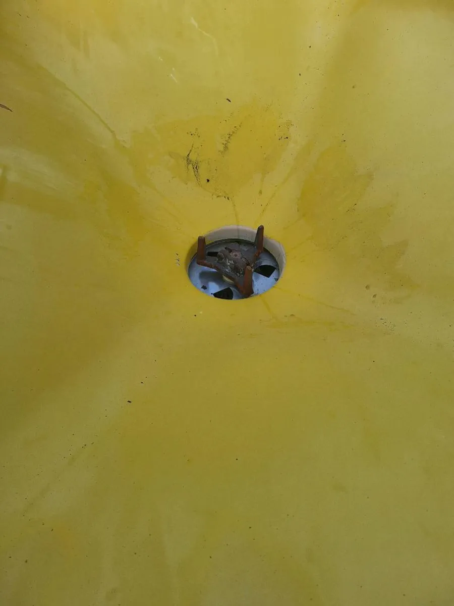 Cosmo Fertiliser Spreader - Image 4