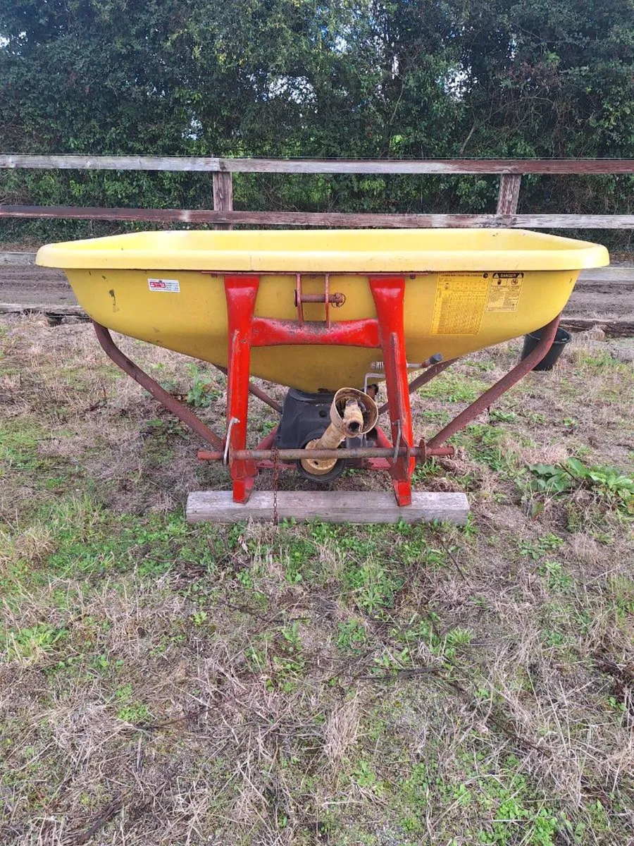 Cosmo Fertiliser Spreader - Image 1