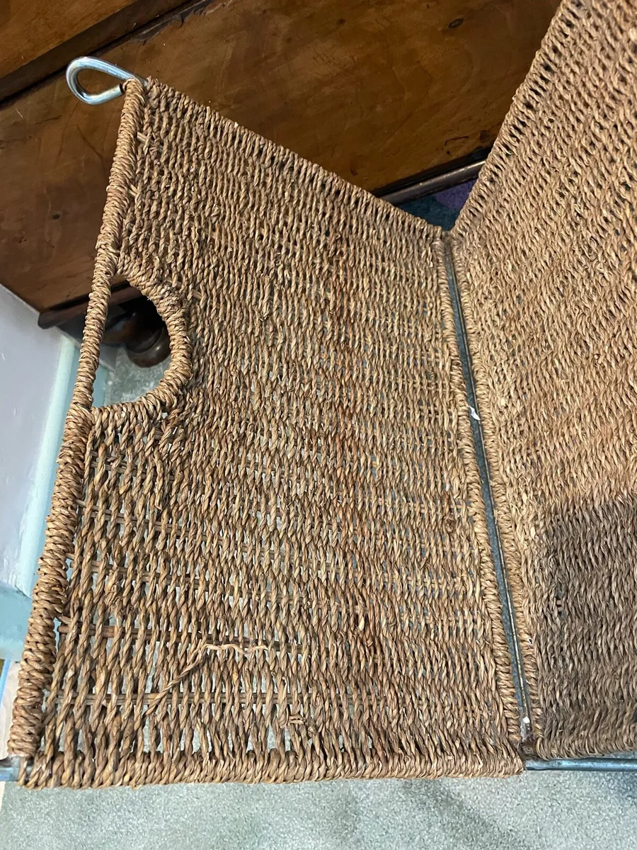 Midcentury rattan vinyl or magazine rack - Image 3