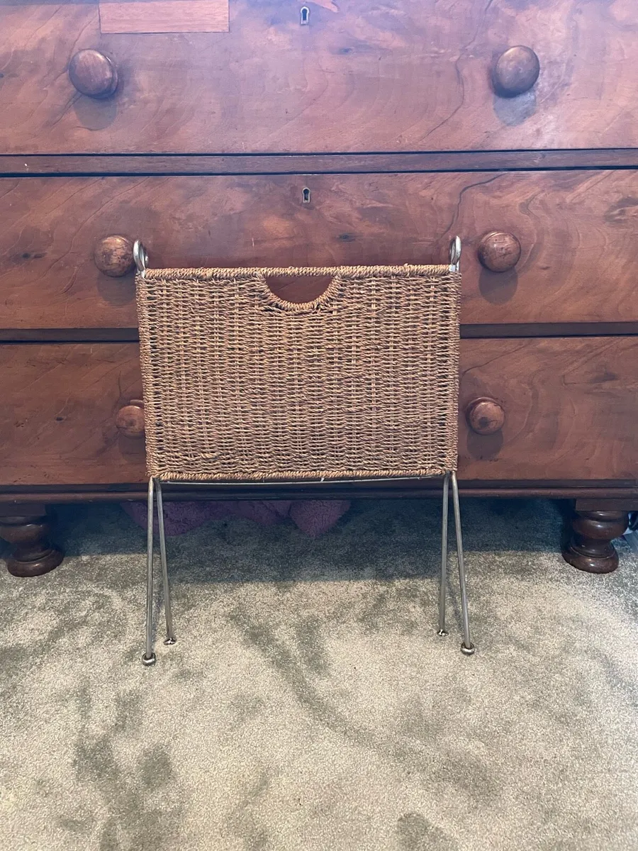 Midcentury rattan vinyl or magazine rack - Image 4