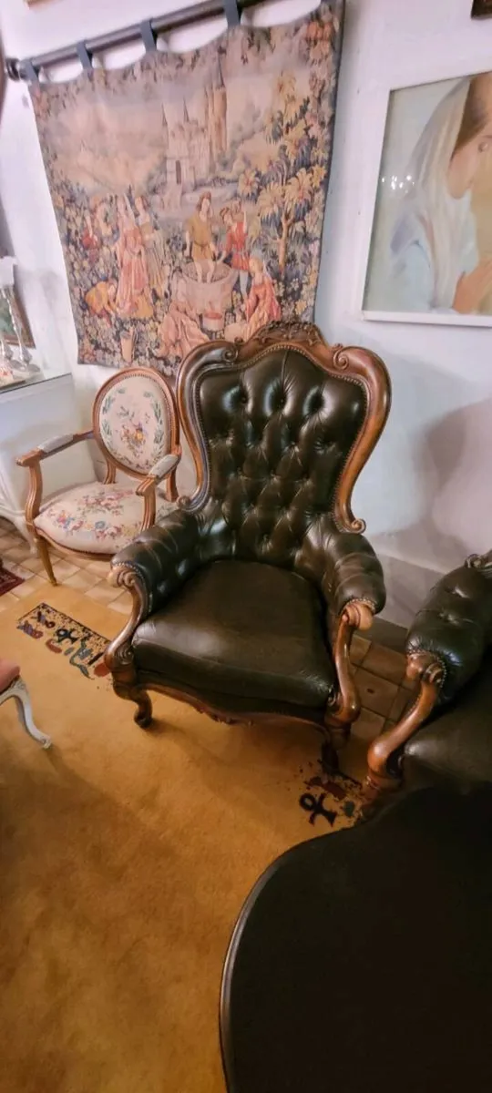 Chesterfield 2+1+coffee table - Image 3