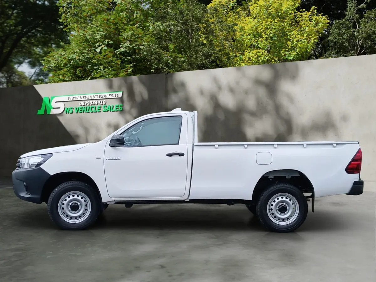 2025 Toyota Hilux single Cab - Image 4