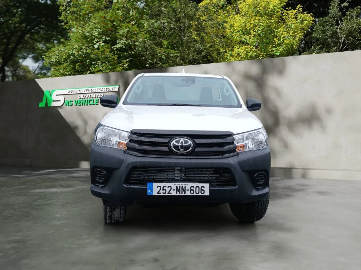 2025 Toyota Hilux single Cab - Image 2