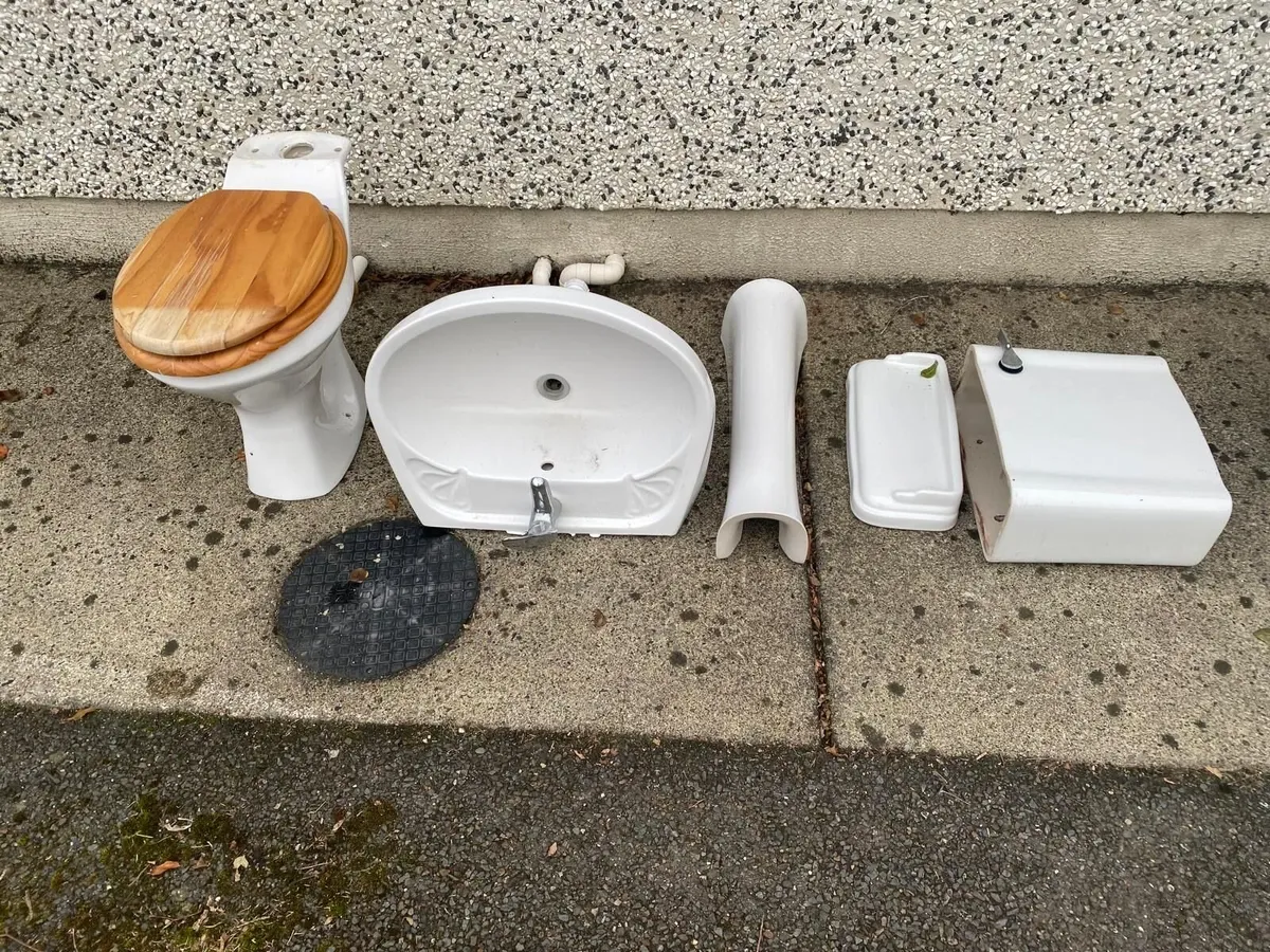 White Bathroom Suite - Wooden Seat & Mixer Tap - Image 1