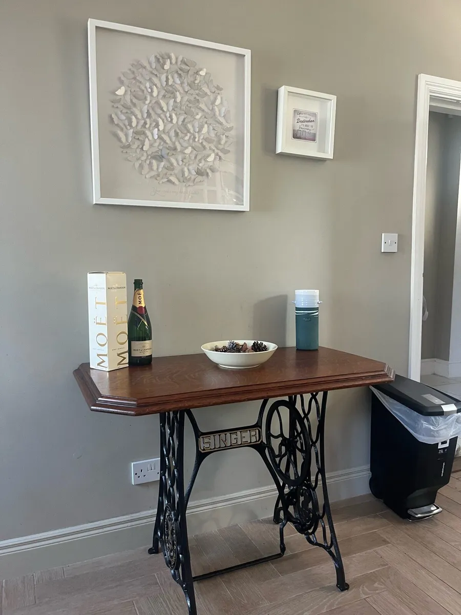 Bespoke singer table - Image 4