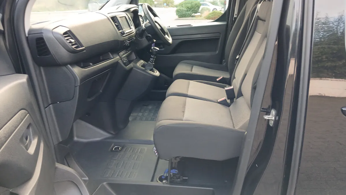 231 VIVARO  LWB 2.0 HDI HIGH SPEC 86K MILES - Image 3